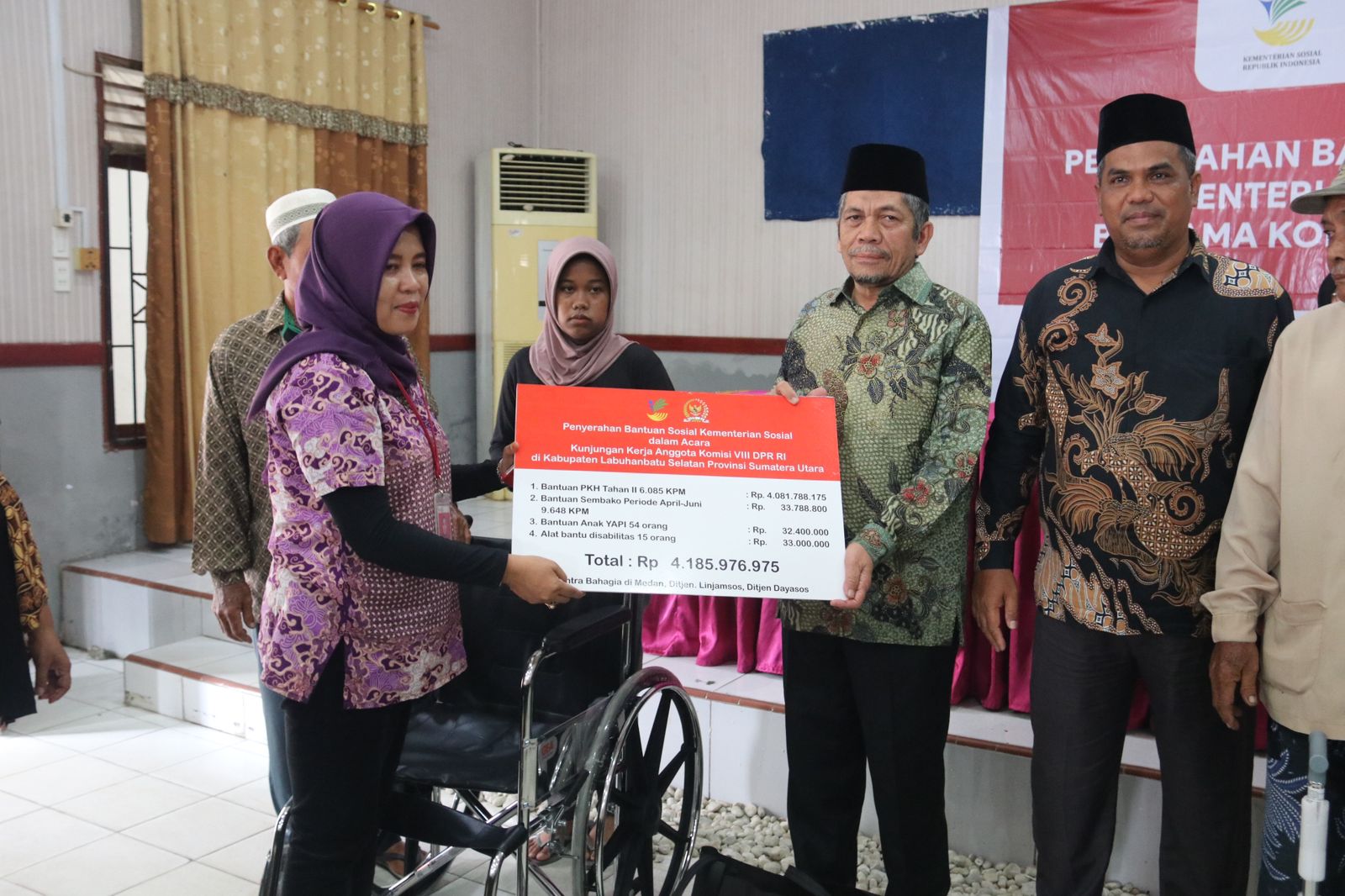 Dengan Anggaran Rp 4 Milar, Warga Kabupaten Labuhanbatu Selatan Terima Bantuan Dari Kementerian Sosial