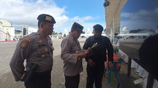 Brimobda Polda Aceh Didampingi Personel Polres Simeulue Melakukan Sterilisasi Tribun MTQ untuk Menjamin