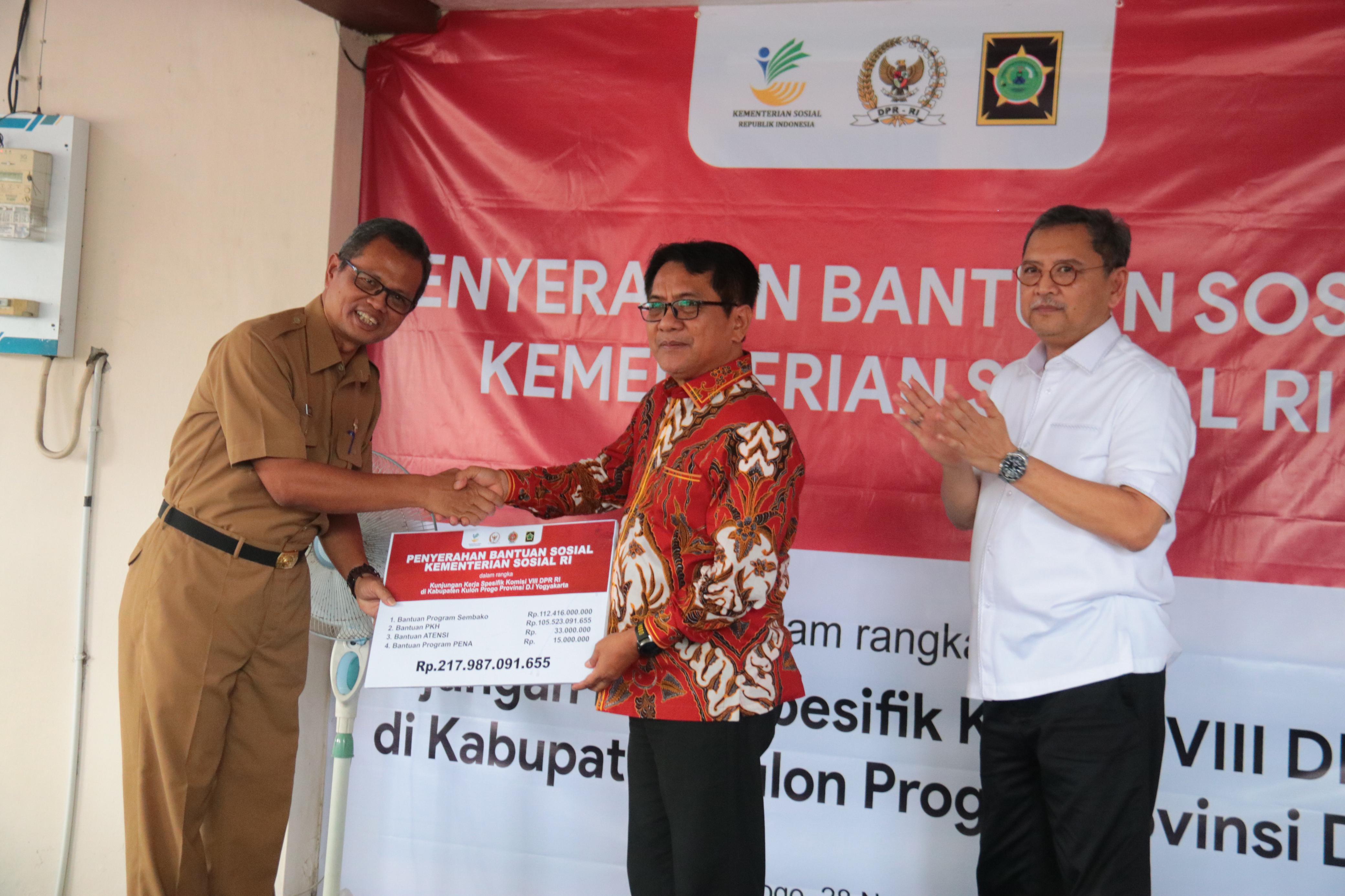 Hadirnya Kemensos dan Komisi VIII DPR RI ditengah Masyarakat Kulonprogo Berikan Bantuan