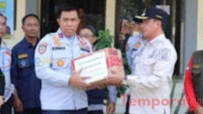 Dishub Kabupaten Bekasi Berikan Bantuan Kepada Warga Korban Banjir di kecamatan Cabangbungin