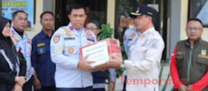 Dishub Kabupaten Bekasi Berikan Bantuan Kepada Warga Korban Banjir di kecamatan Cabangbungin