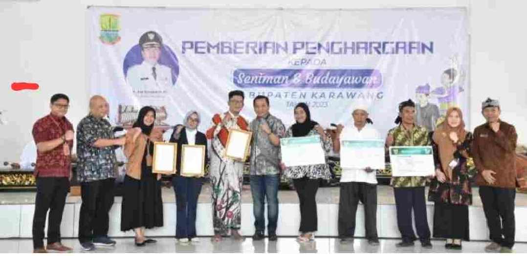 Pemkab Karawang Berikan Penghargaan Kepada 50 Seniman dan Budayawan