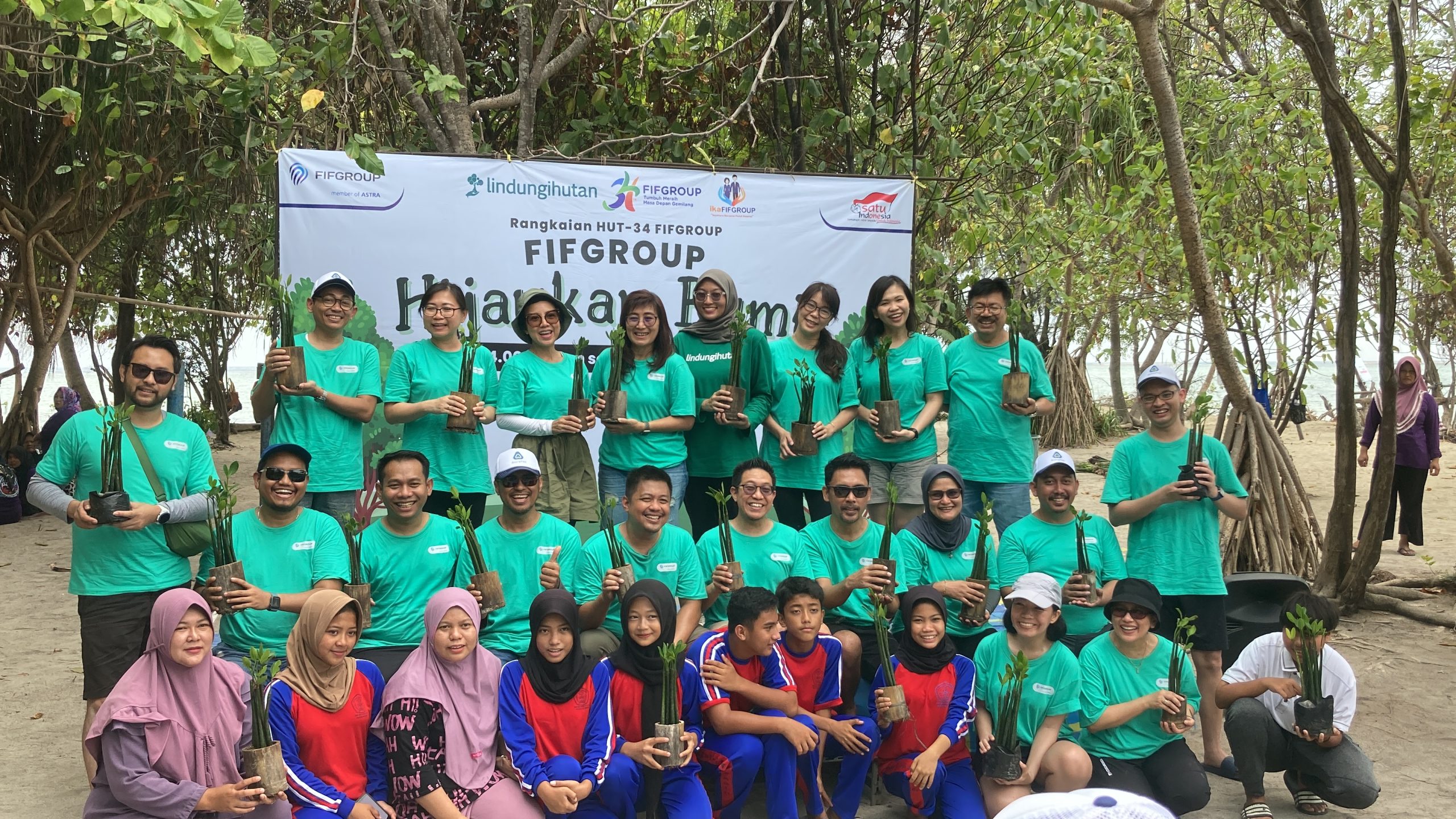 Kurangi Polusi Udara, FIFGroup dan LindungiHutan Tanam 2.326 Mangrove di Pulau Pari