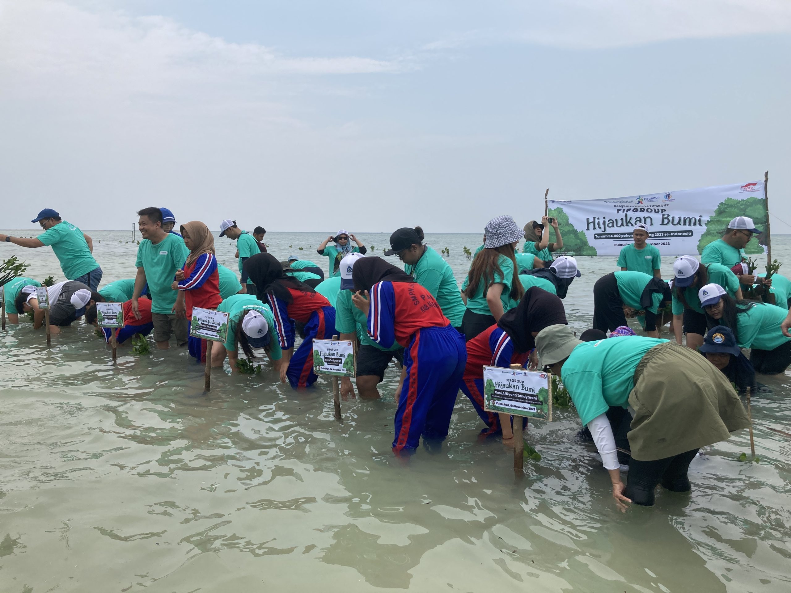 Proses penanaman mangrove FIFGroup bersama masyarakat lokal di Pulau Pari. (Dokumentasi: LindungHutan).