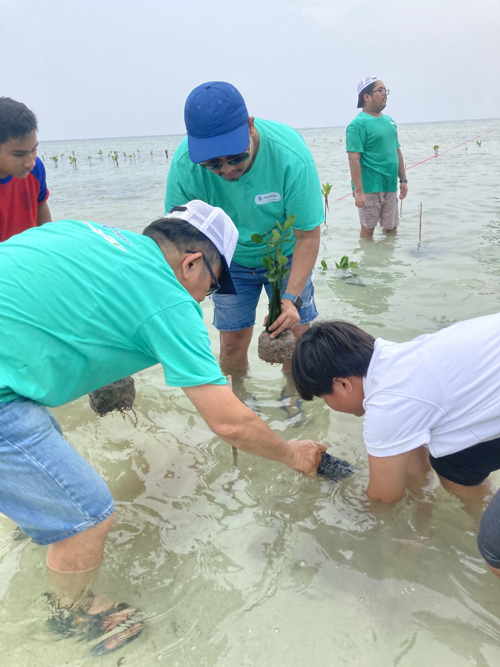 Penanaman bibit mangrove oleh rekan-rekan FIFGroup di Pari. (Dokumentasi: LindungiHutan).