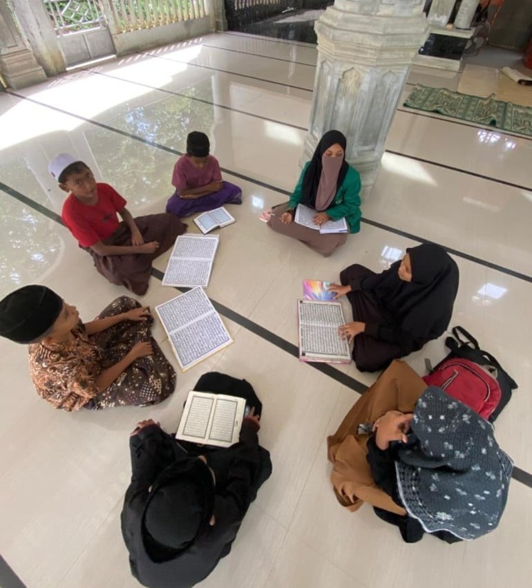 Mahasiswa KKN 128 Panton Rayeuk 1 Membantu Mengajar Anak Ngaji di Masjid Dan dibalai