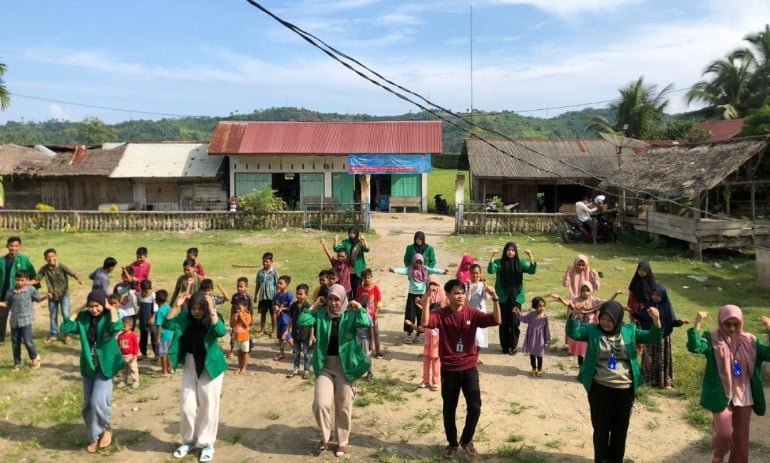 Mahasiswa KKN-PPM K109 Lakukan Senam Sehat Dan Pembagian Bubur Kepada Anak - Anak Gampong Meunasah Krueng