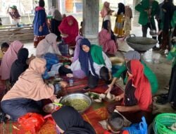 Sebagai Tanda Perpisahan, KKN-PPM 11 Unimal Adakan Makan Bersama Dengan Masyarakat Gampong Teupin Banja.