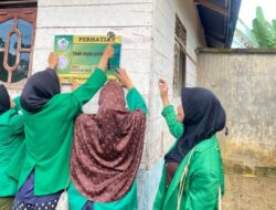 KKN K162 Unimal Inisiasi Pasang Papan Tamu Wajib Lapor di Gampong Meunasah Dayah