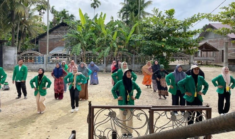 Mahasiswa KKN 120 Mengajak ibuk-ibuk Kader dan Lainya Untuk Melaksanakan Senam Pagi di Desa Guha Uleu