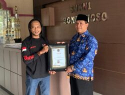 Kepala SMKN 1 Bondowoso Menerima Piagam Penghargaan HUT ke-52 KORPRI Tahun 2023