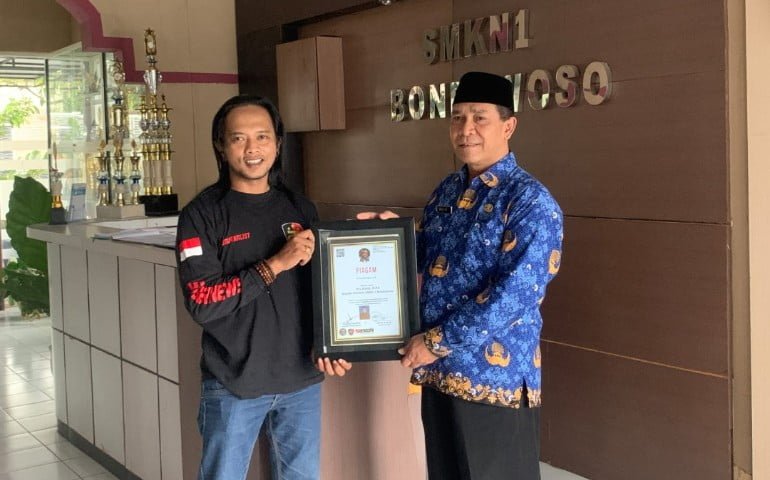 Kepala SMKN 1 Bondowoso Menerima Piagam Penghargaan HUT ke-52 KORPRI Tahun 2023