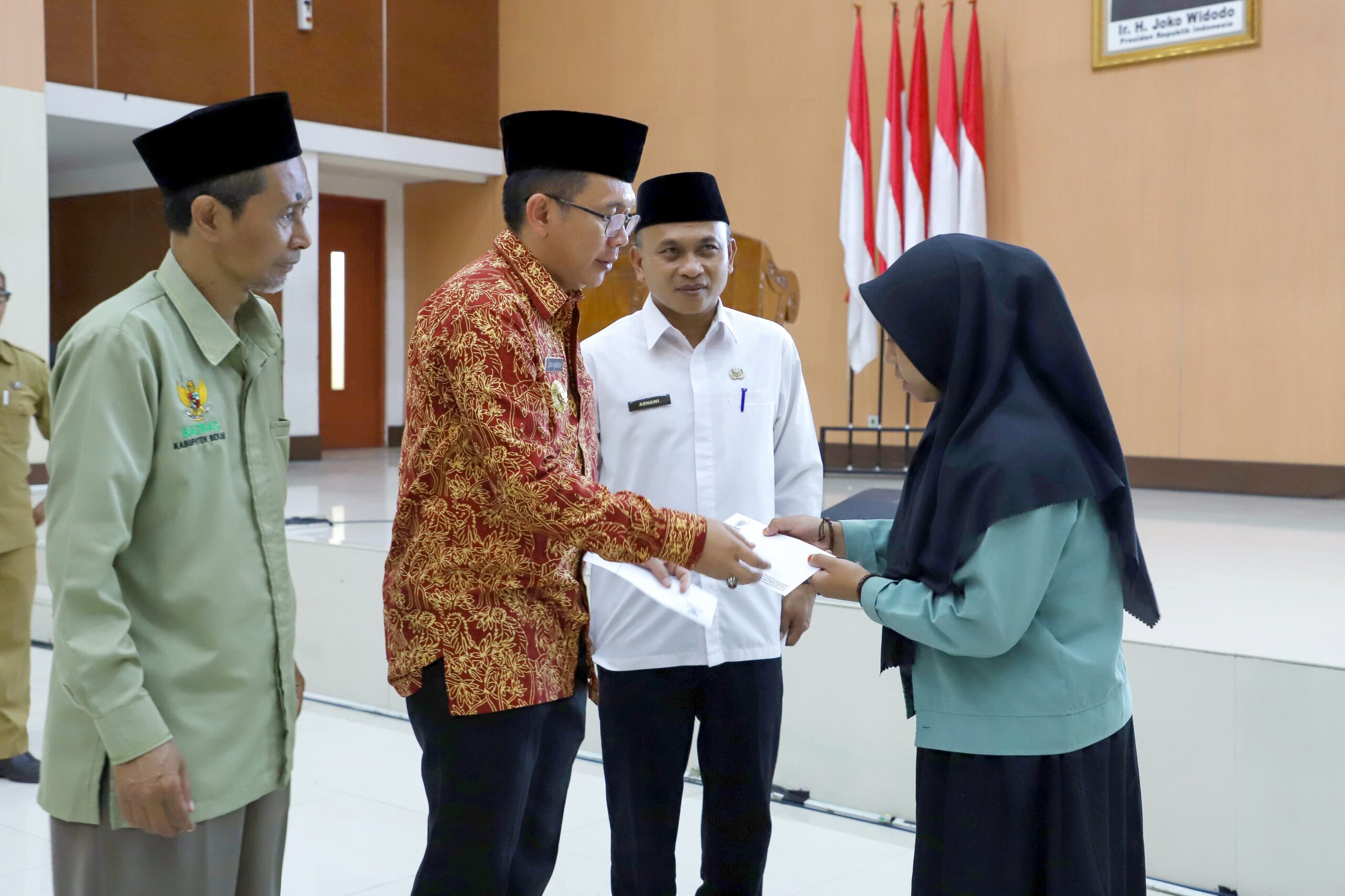 Pemkab Bekasi Bersama Baznas Berikan Santunan 1000 Orang Santri Pondok Pesantren