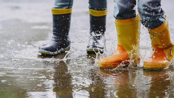 Tanya Jawab Fiqih; Hukum Percikan Najis dari Genangan Air Hujan di Jalanan