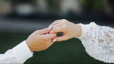 Tanya Jawab Fiqih; Bolehkah Ayah Tiri menjadi Wali Nikah?