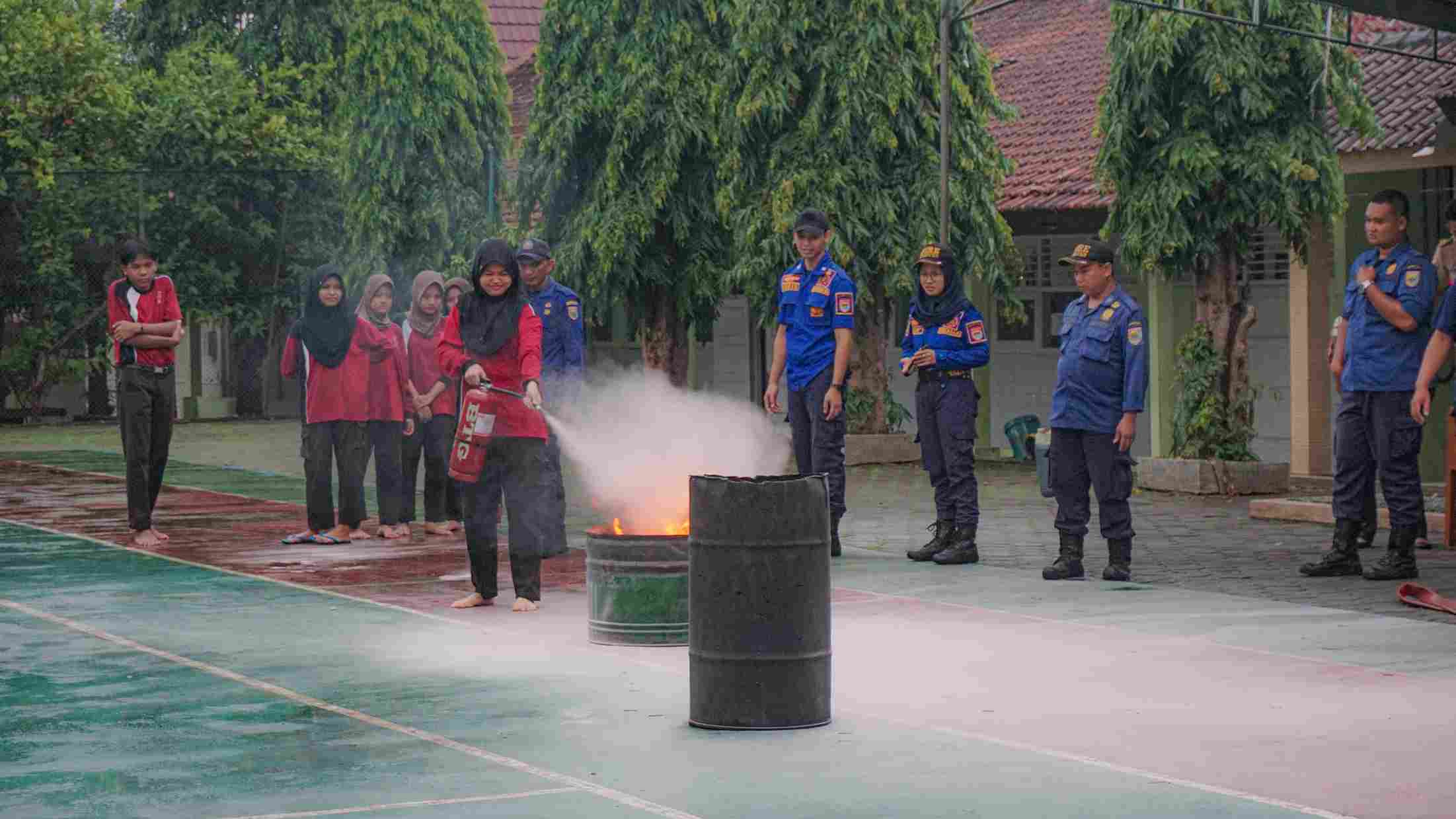 Damkar Batang Berikan Edukasi Kesiapsiagaan Pelajar SMA N 1Subah Dalam Penanganan Kebakaran