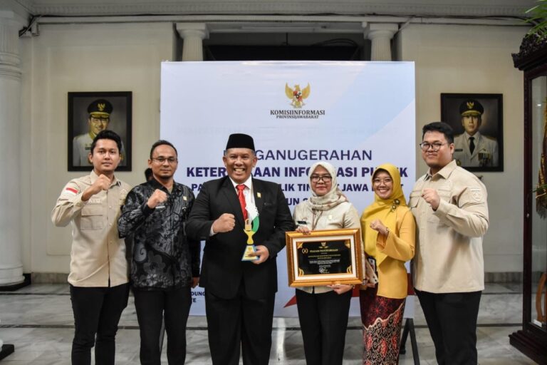 Kemenkumham Jabar Raih Predikat Badan Publik Kategori Instansi Vertikal “Informatif” Pada Penganugerahan Keterbukaan Informasi Publik 2023