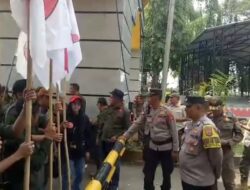 LSM Trinusa Aksi Damai di Depan Kantor Gedung Gubernur  Lampung