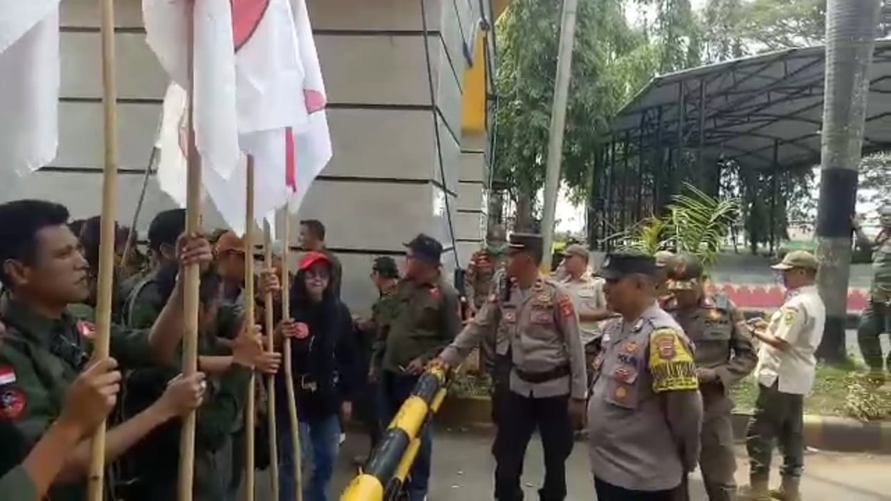 LSM Trinusa Aksi Damai di Depan Kantor Gedung Gubernur Lampung