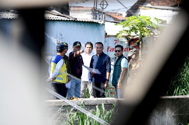 Tinjau Jembatan Citarum Lama di Dayeuhkolot, Bey Machmudin: Perbaikan Segera Diupayakan