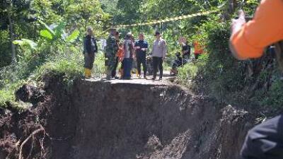 Tinjau Longsor Bandung Barat, Bey Machmudin Pastikan Penanganan Berjalan Optimal