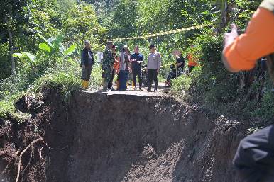 Tinjau Longsor Bandung Barat, Bey Machmudin Pastikan Penanganan Berjalan Optimal