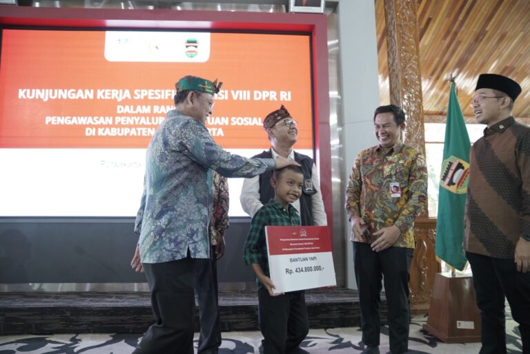 Wujud Nyata Kepedulian Kemensos dan Komisi VIII DPR RI Serahkan Bantuan ke Warga Purwakarta