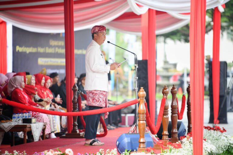 Mengenang Tujuh Pejuang Gugur di Gedung Sate Bey Machmudin Pimpin Upacara Hari Bakti PU