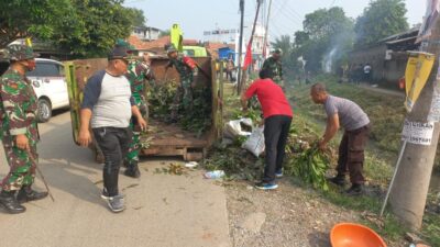 Antisipasi Banjir dan Wabah Penyakit di Musim Penghujan, Muspika Cibarusah Gotong-royong Bersihkan Saluran Air Irigasi