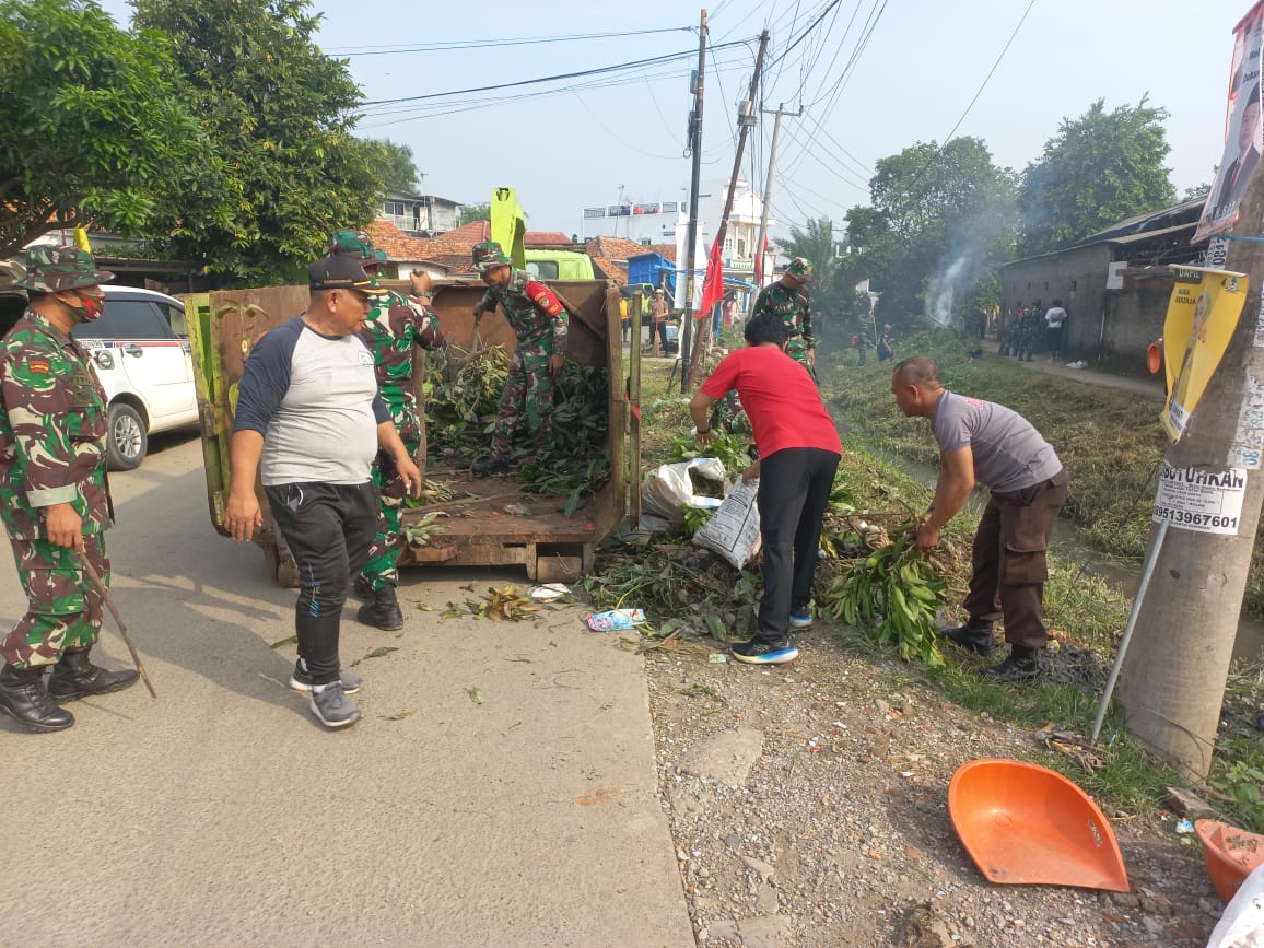 Antisipasi Banjir dan Wabah Penyakit di Musim Penghujan, Muspika Cibarusah Gotong-royong Bersihkan Saluran Air Irigasi