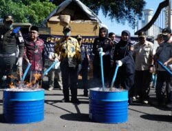 2,8 Ribu Liter Miras dan Lebih dari 3,7 Juta Batang Rokok di Musnahkan di Kabupaten Garut