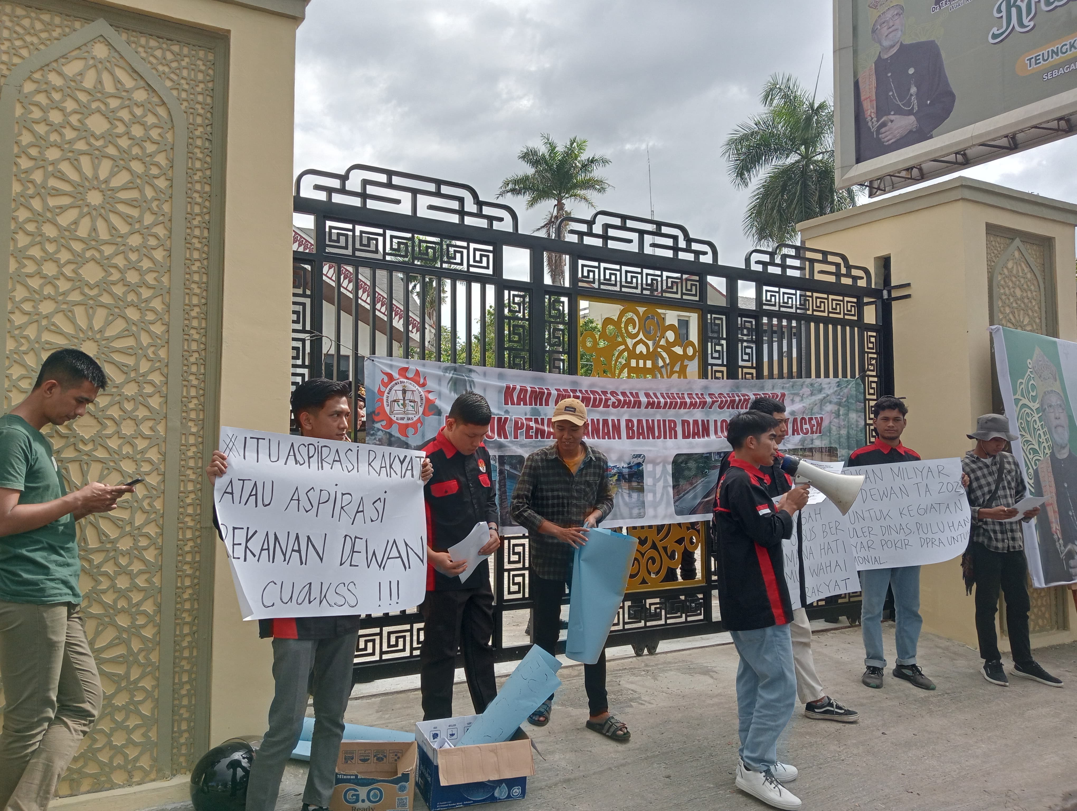 Mahasiswa Antar Kotak Bantuan Ke DPRA. Pak Ini Sumbangan Korban Banjir Untuk Pokir Dewan