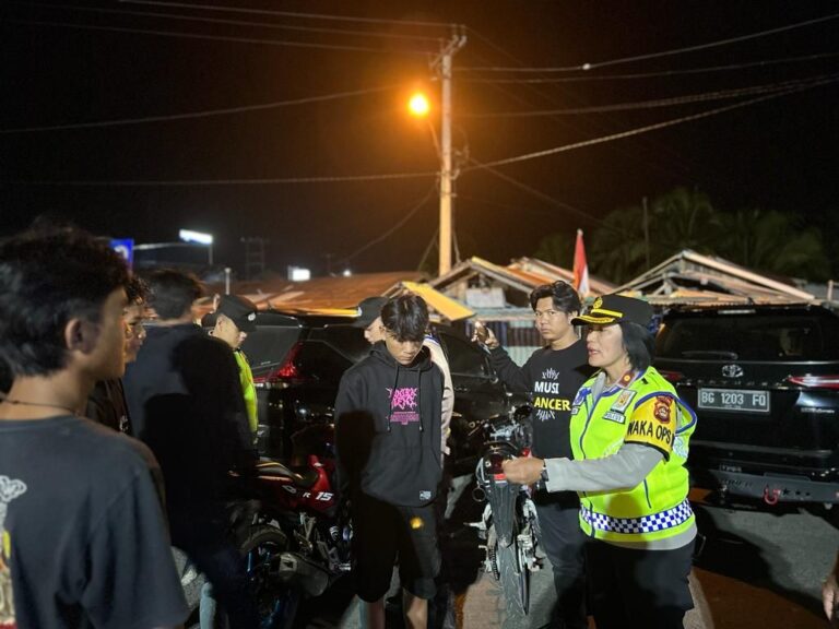 Tim UKL lll Polres PALI Laksanakan Pemeriksaan kendaraan Bermotor Yang Melintas di Simpang Lima Talang Ubi