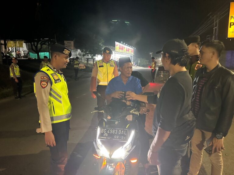 Puluhan Kendaraan Bermotor Roda Empat (R4) Maupun Roda Dua (R2) Yang Melintas dijalan Merdeka Handayani Mulya Tak Luput Dari Pemeriksaan Tim UKL lV Polres PALI