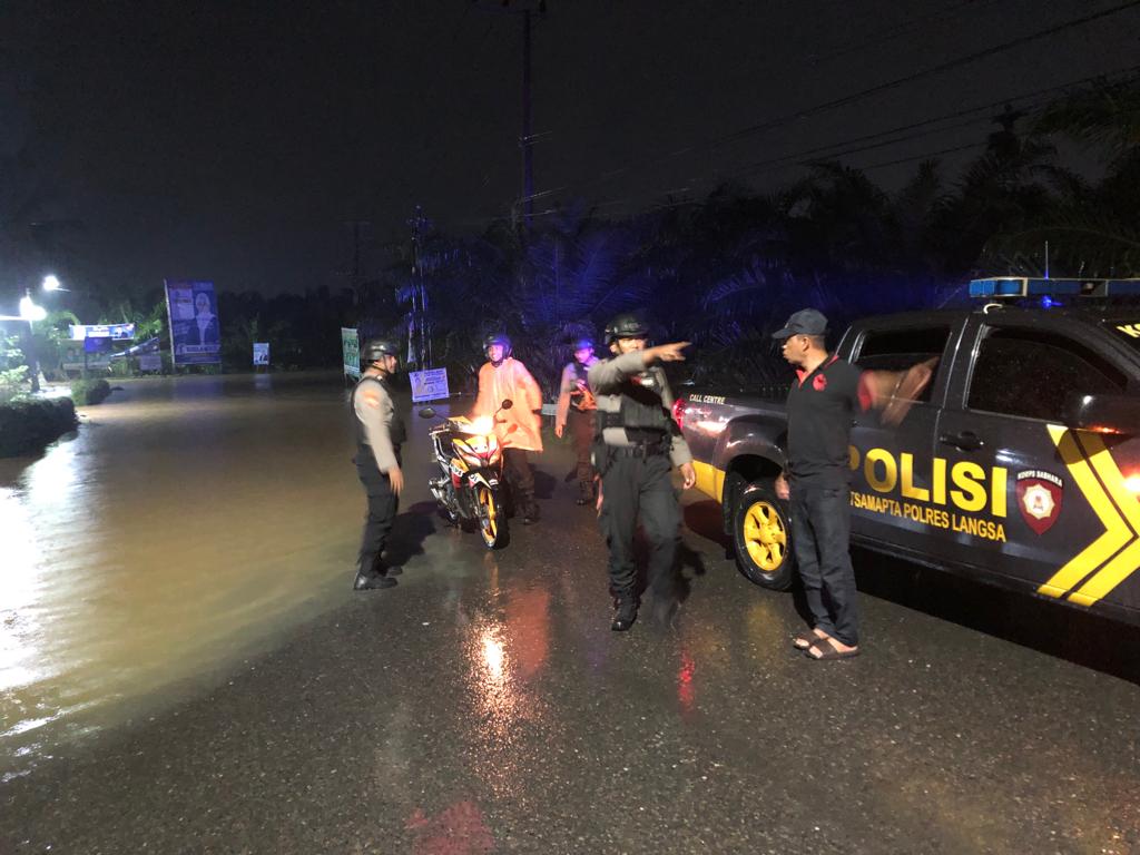Polres Langsa Melalui Personil Sat Samapta Respon Cepat Bantu Evakuasi Terjebak Banjir