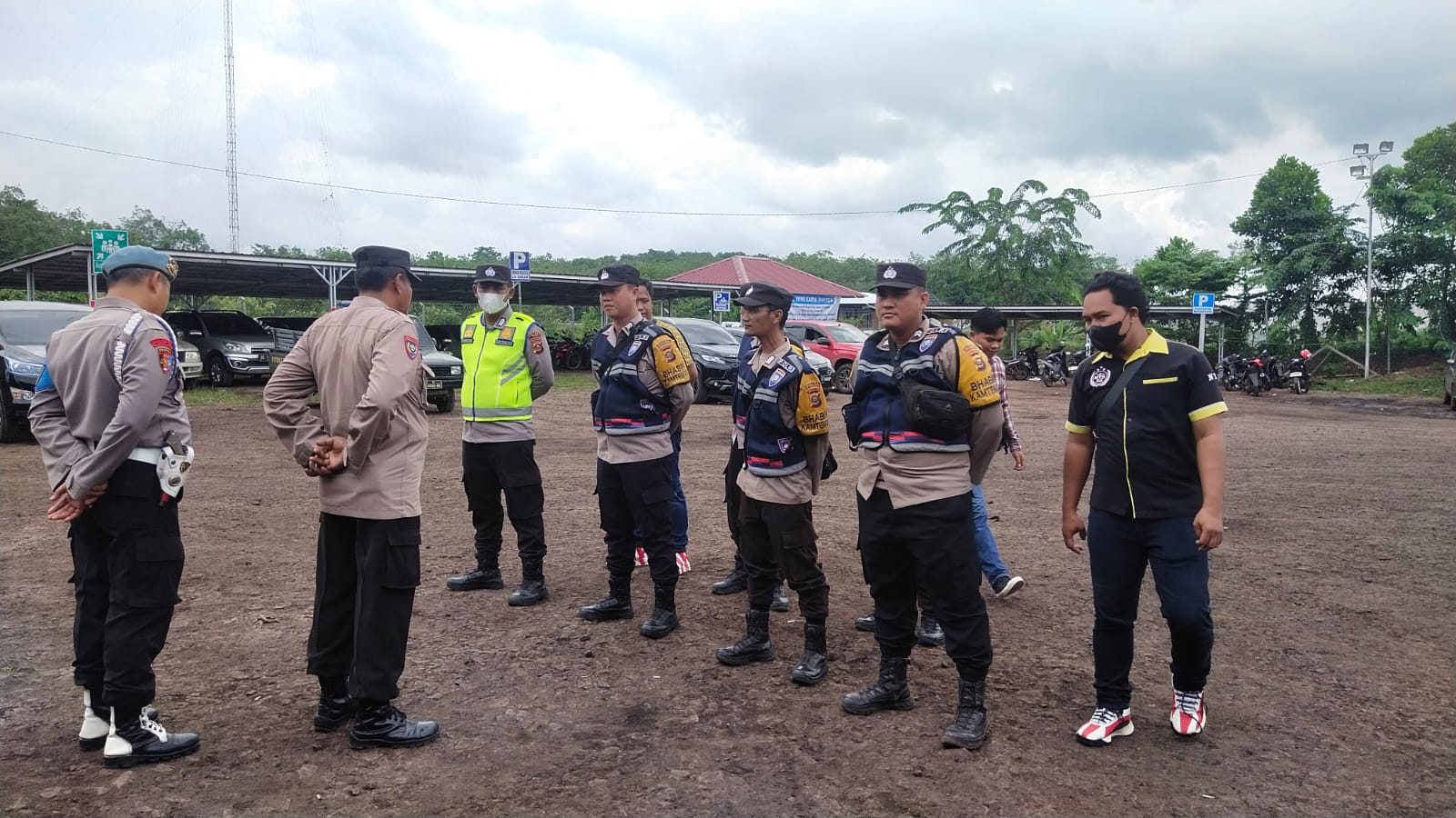 Kapolsek Tanah Abang IPTU Darmawansyah, SH.MH, Memimpin Pengamanan di kantor PT. Servo Lintas Raya (SLR) KM 36,