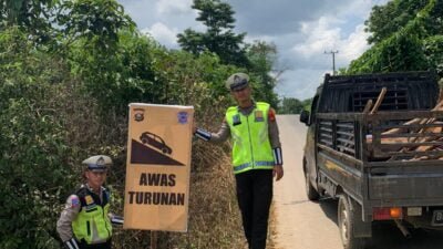 Satlantas Polres PALI Memasang Banner Rambu Rambu Waspada,