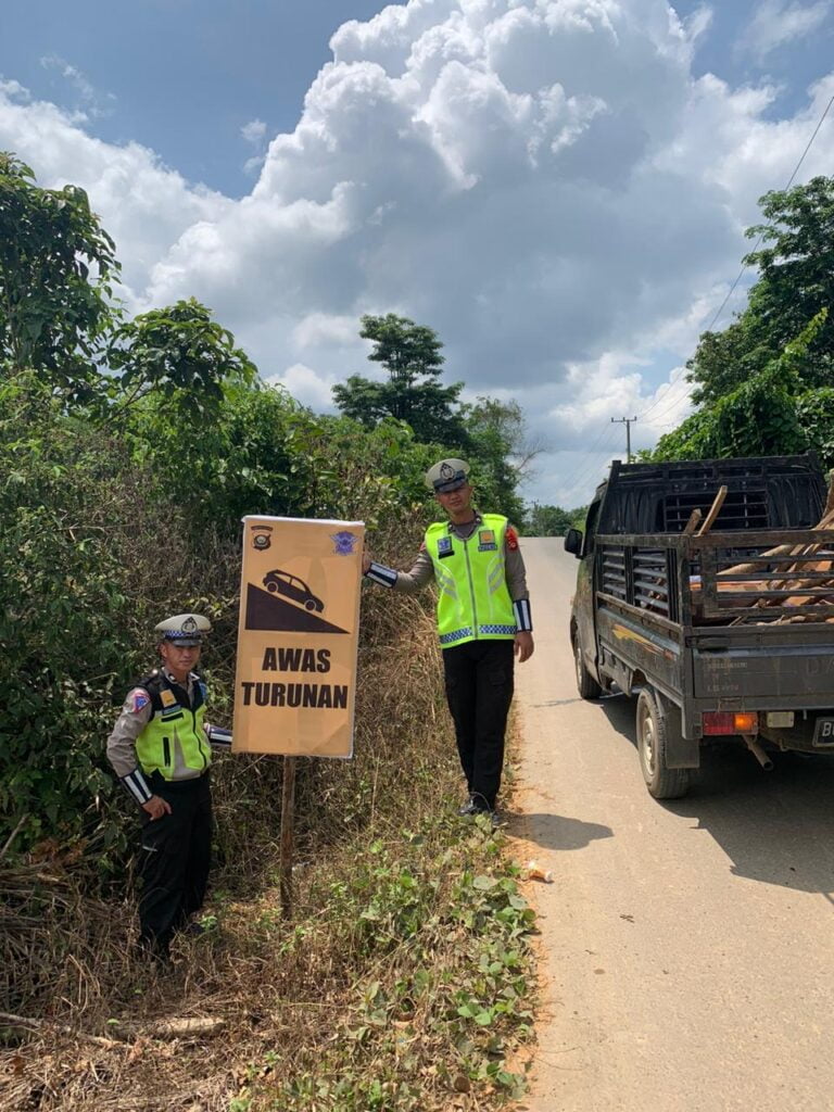 Satlantas Polres PALI Memasang Banner Rambu Rambu Waspada,