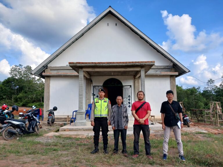 Polres PALI Lakukan Pengamanan Saat Umat Kristiani Berkumpul Dalam Ibadah Istimewa Menyambut Pergantian Tahun.