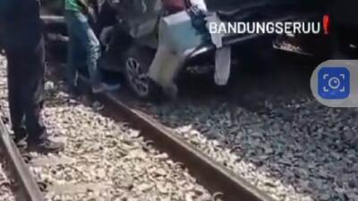 Feeder Kereta Cepat Tabrak Mobil Daihatsu Sigra, 2 Orang Meninggal 4 Lainnya Luka Parah