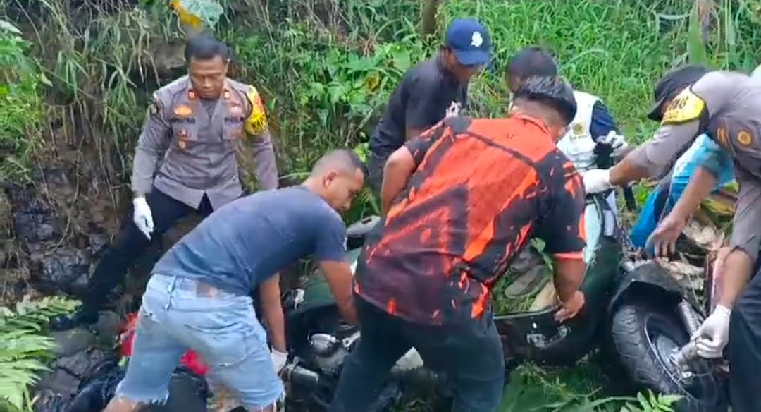 Diduga Rem Motor Blong, Seorang Pemuda Tewas Setelah Terjun ke Jurang dan Tertimpa Motor di Sukamakmur Bogor