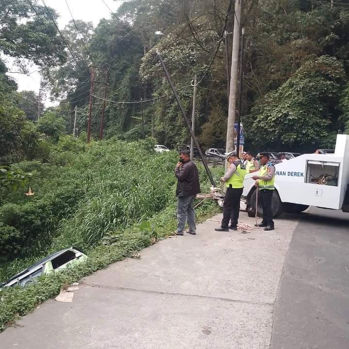 Bus Sampri Masuk Jurang Bawa 7 Orang Penumpang Dari Medan