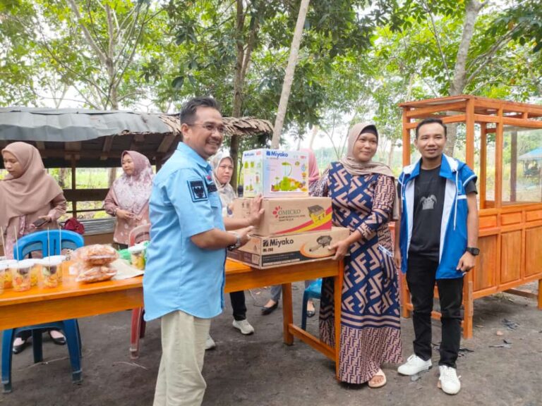 Kepala Dinas Koperasi dan UKM, Berikan Bantuan Gerobak dan Dua Set Meja kepada Pelaku UMKM Bertempat di Objek Wisata Sungai Biru Desa Betung Selatan, Kecamatan Abab