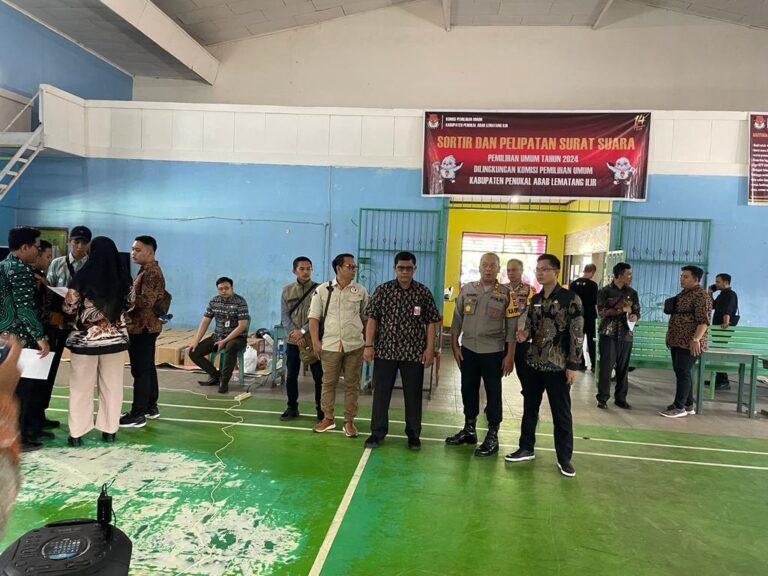 Kapolres PALI Pantau Langsung Pelipatan Surat Suara Presiden Dan Wakil Presiden di Gedung Orkes Yang Berada di Komperta Pertamina, Talang Ubi.