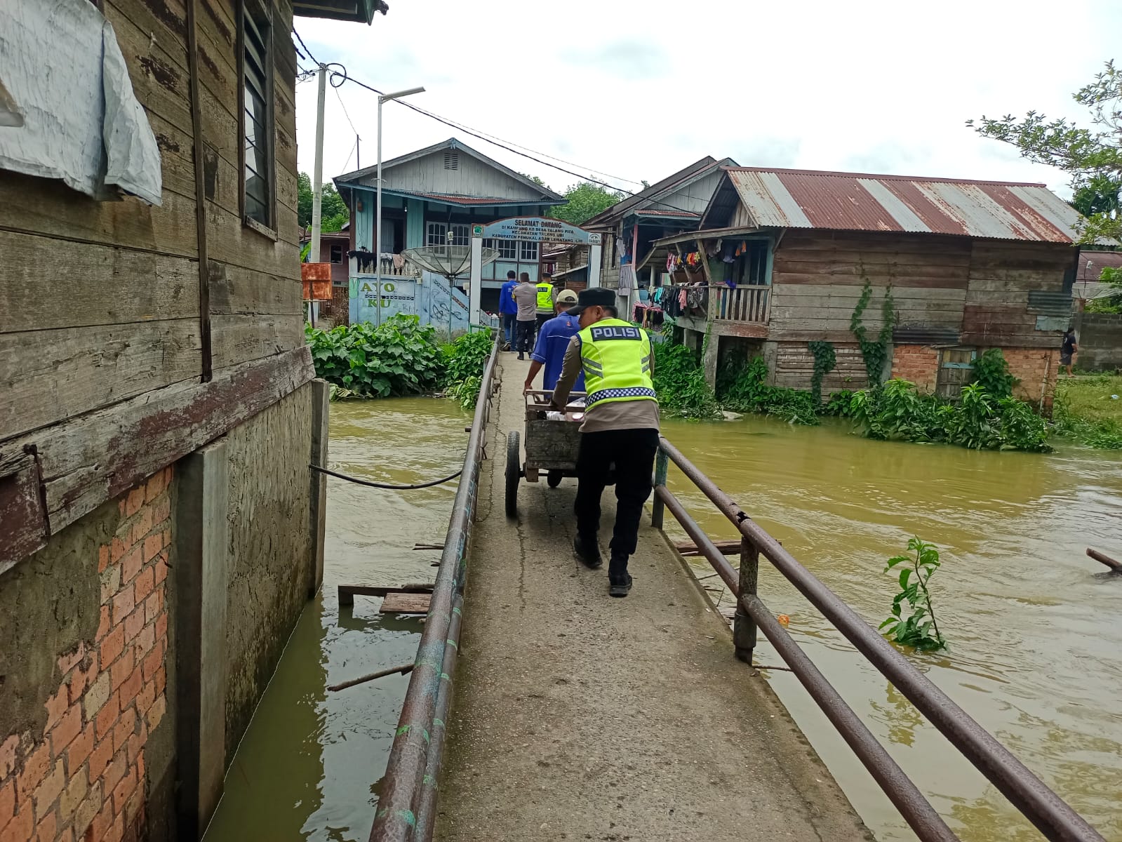 Kapolsek Talang Ubi Melakukan Monitoring dan Pengecekan Banjir di Talang Pipa