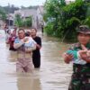 TNI Polri Bantu Evakuasi Warga Terdampak Banjir di Cibarusah