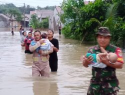TNI Polri Bantu Evakuasi Warga Terdampak Banjir di Cibarusah