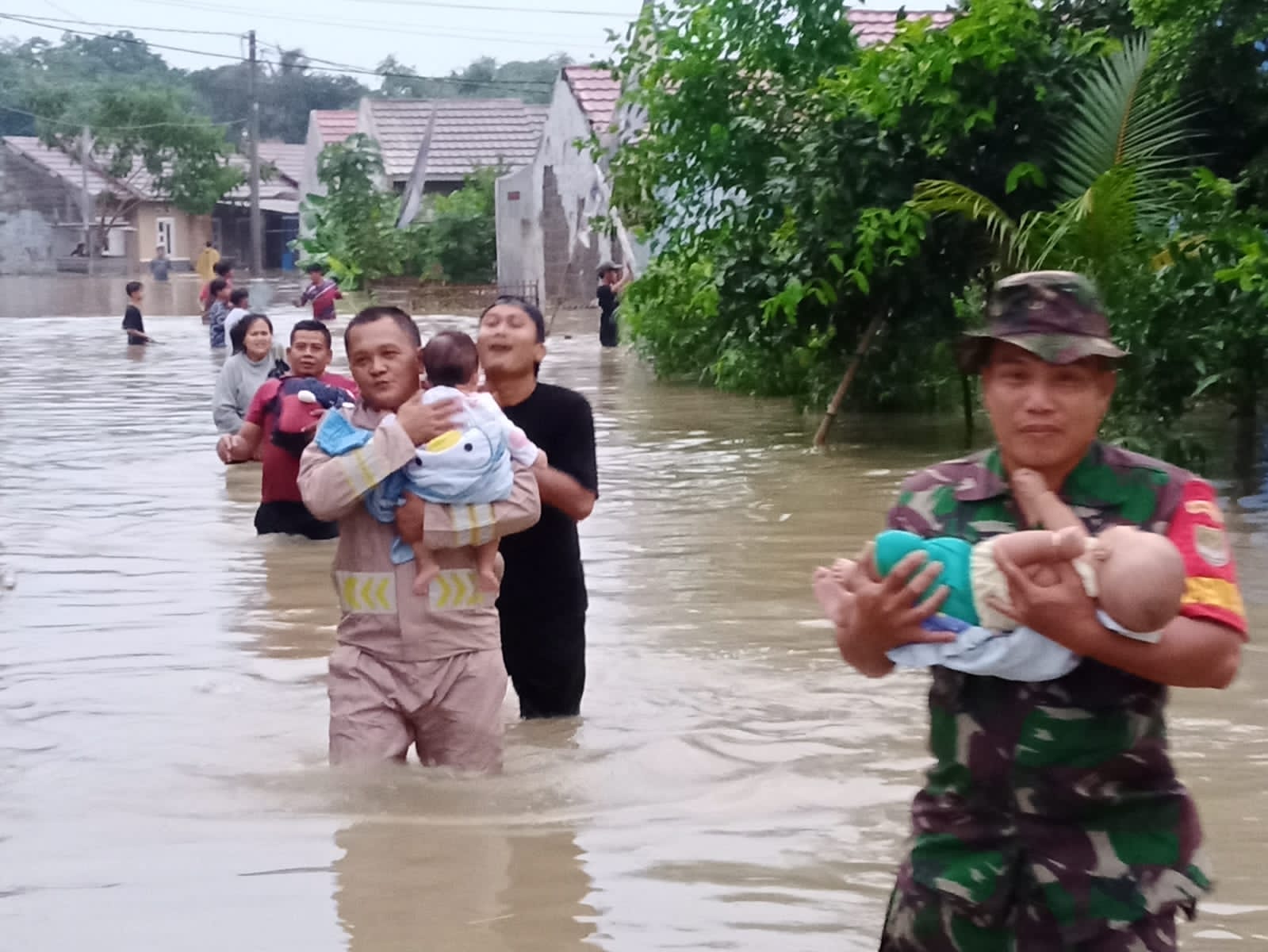 TNI Polri Bantu Evakuasi Warga Terdampak Banjir di Cibarusah