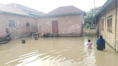 Kapolsek Tanah Abang AKP Darmawansyah S.H M.H ,Melakukan Monitoring dan Pengecgekan Debit ketinggian Air di Sungai Lematang,