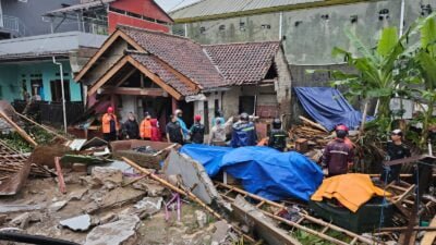 Dinsos Jabar-Kemensos Salurkan Bantuan Logistik untuk Warga Terdampak Banjir Bandang Cimahi